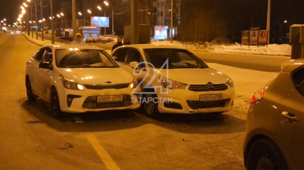 ДТП с участием трех иномарок произошло в Казани, один из участников скрылся с места аварии