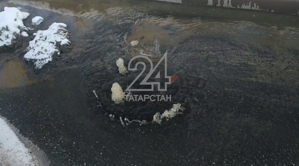 Казанцы пожаловались на течь канализации на улице Ботанической