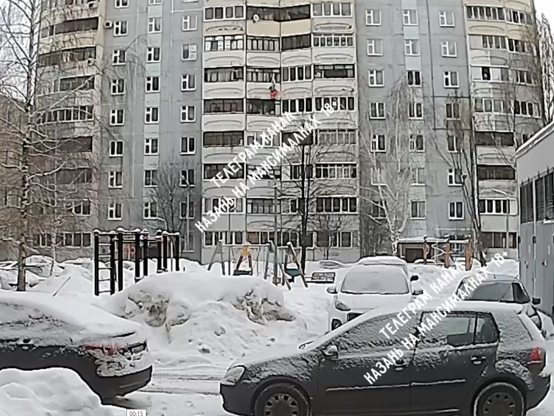 Соцсети: в Казани женщина спрыгнула с шестого этажа, встала и пошла дальше