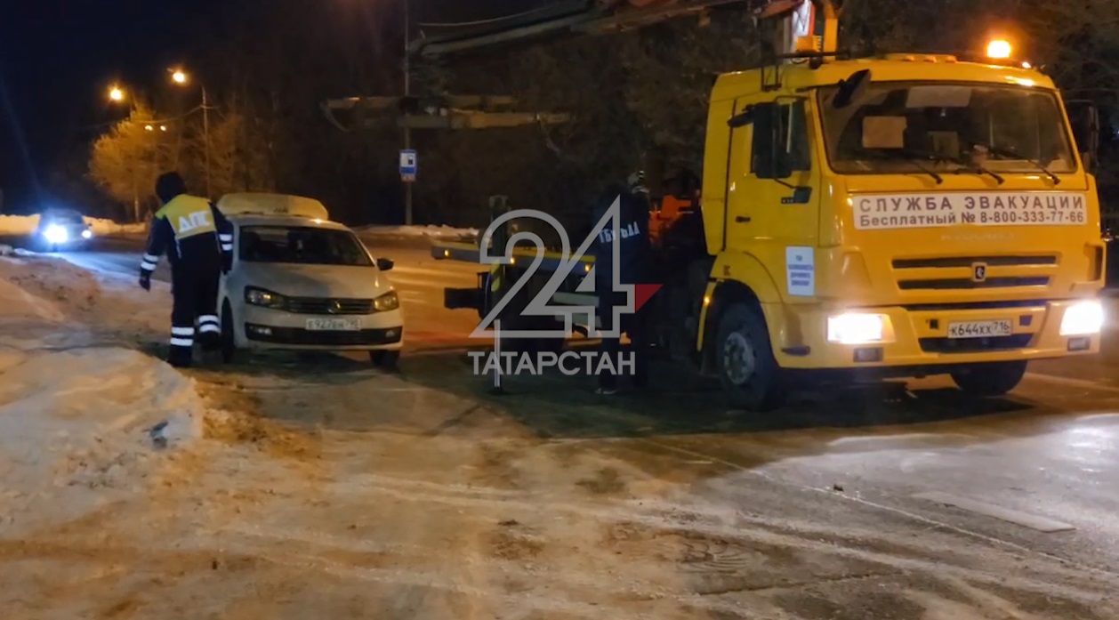 Автомобиль такси отправился на штрафстоянку в Казани