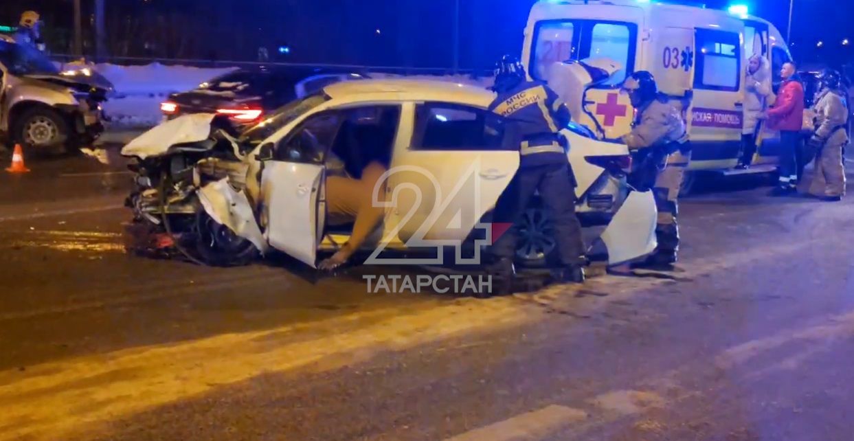 Один человек погиб и двое пострадали в страшном ДТП с тремя авто в Казани