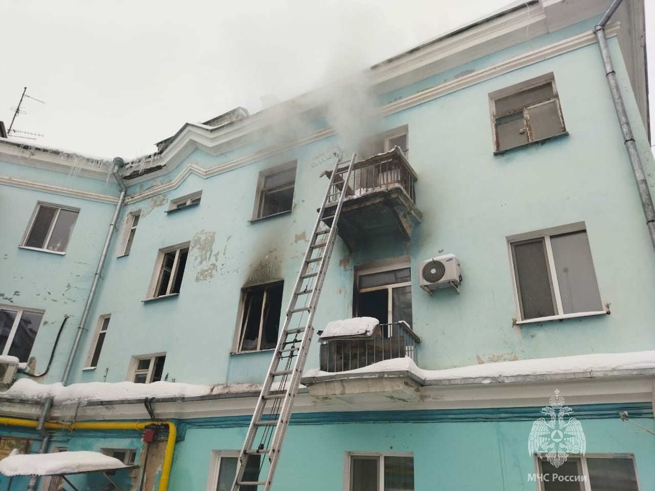Мужчину и женщину спасли на пожаре в Казани