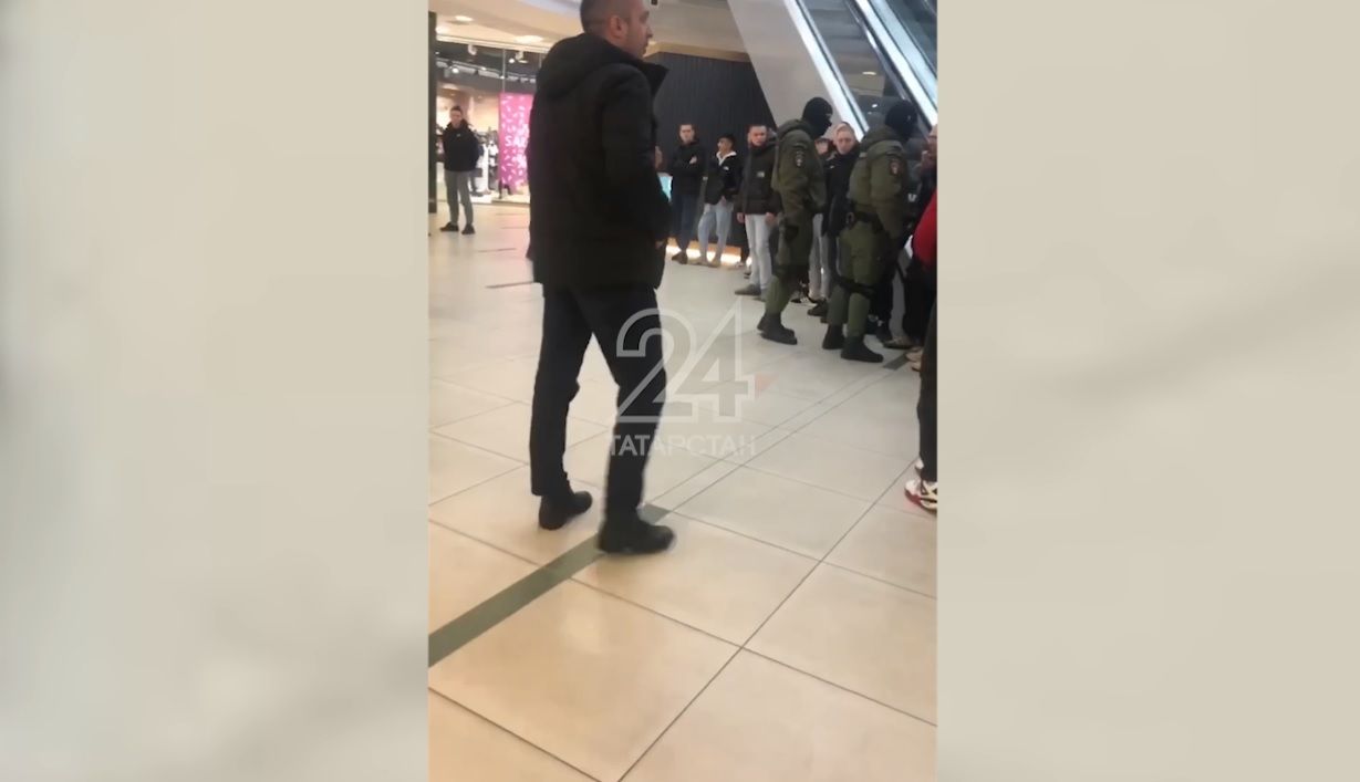 В торговом центре Казани задержали группу парней из 16 человек