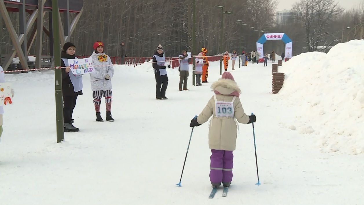 В Горкинско-Ометьевском лесу Казани прошел лыжный забег Наперегонки со счастьем