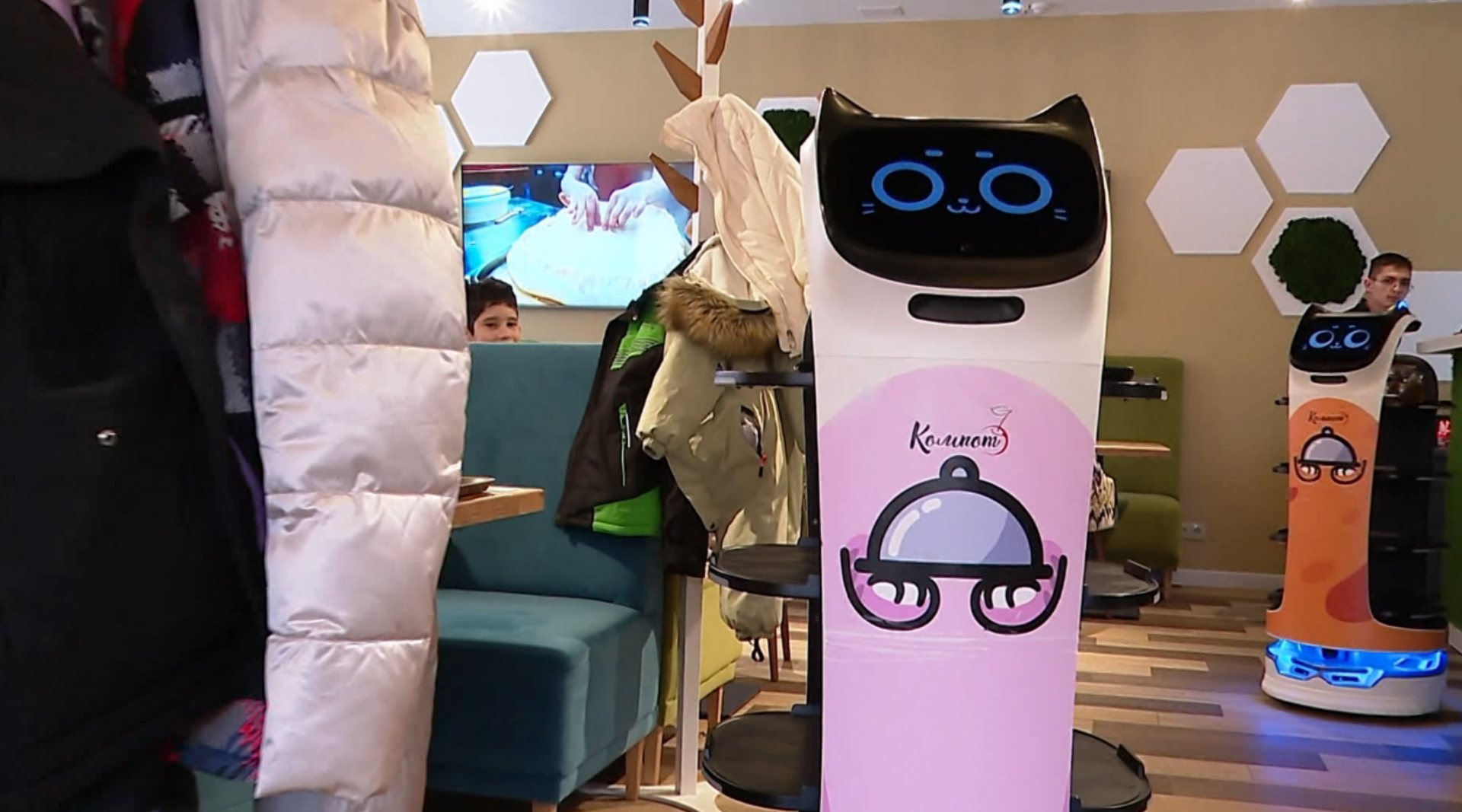 В Челнах посетителей кафе обслуживают роботы: милая забава или потенциальная опасность