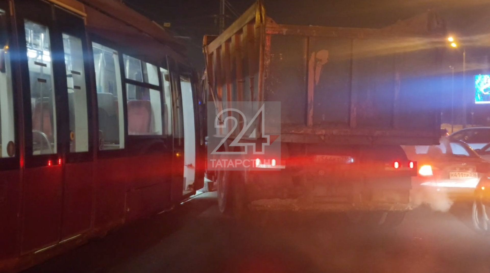 В Казани грузовик протаранил стоящий на светофоре трамвай