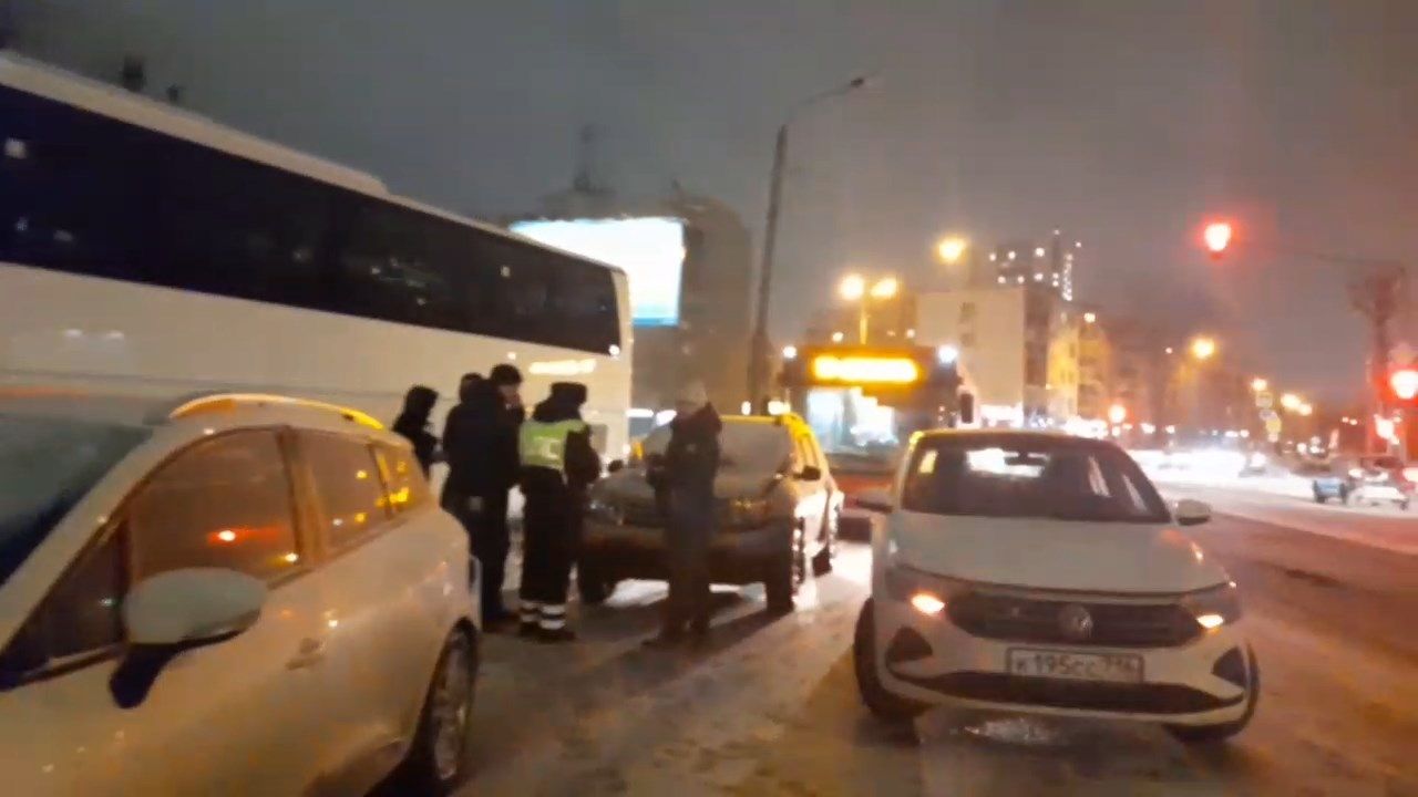В Казани автобус протаранил четыре автомобиля