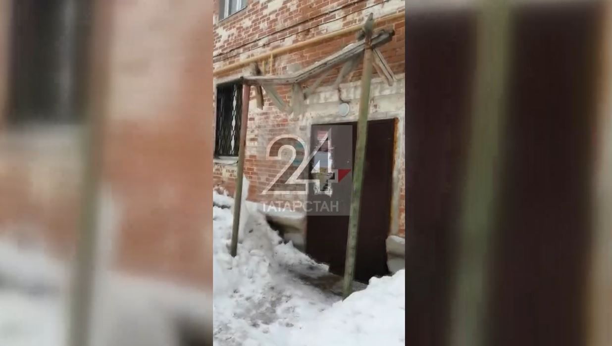 Огромные глыбы, упавшие с крыши казанского дома, разрушили крыльцо