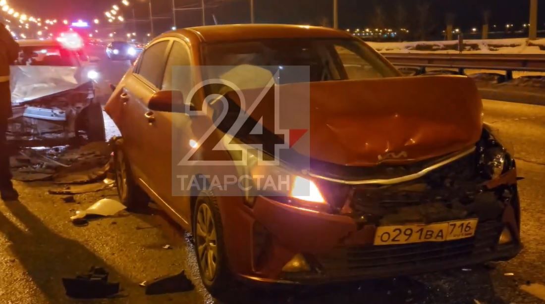 В результате массовой аварии в Казани пострадала девушка