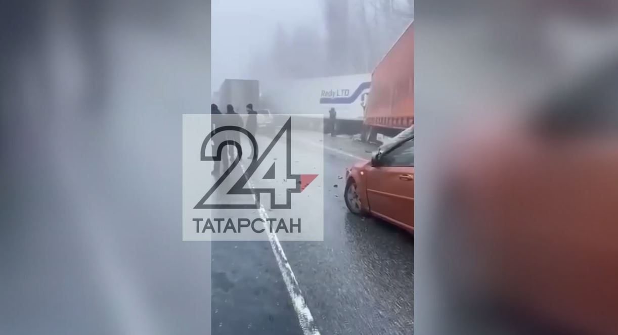 15 человек пострадало в результате столкновения более 20 автомобилей под Саратовом