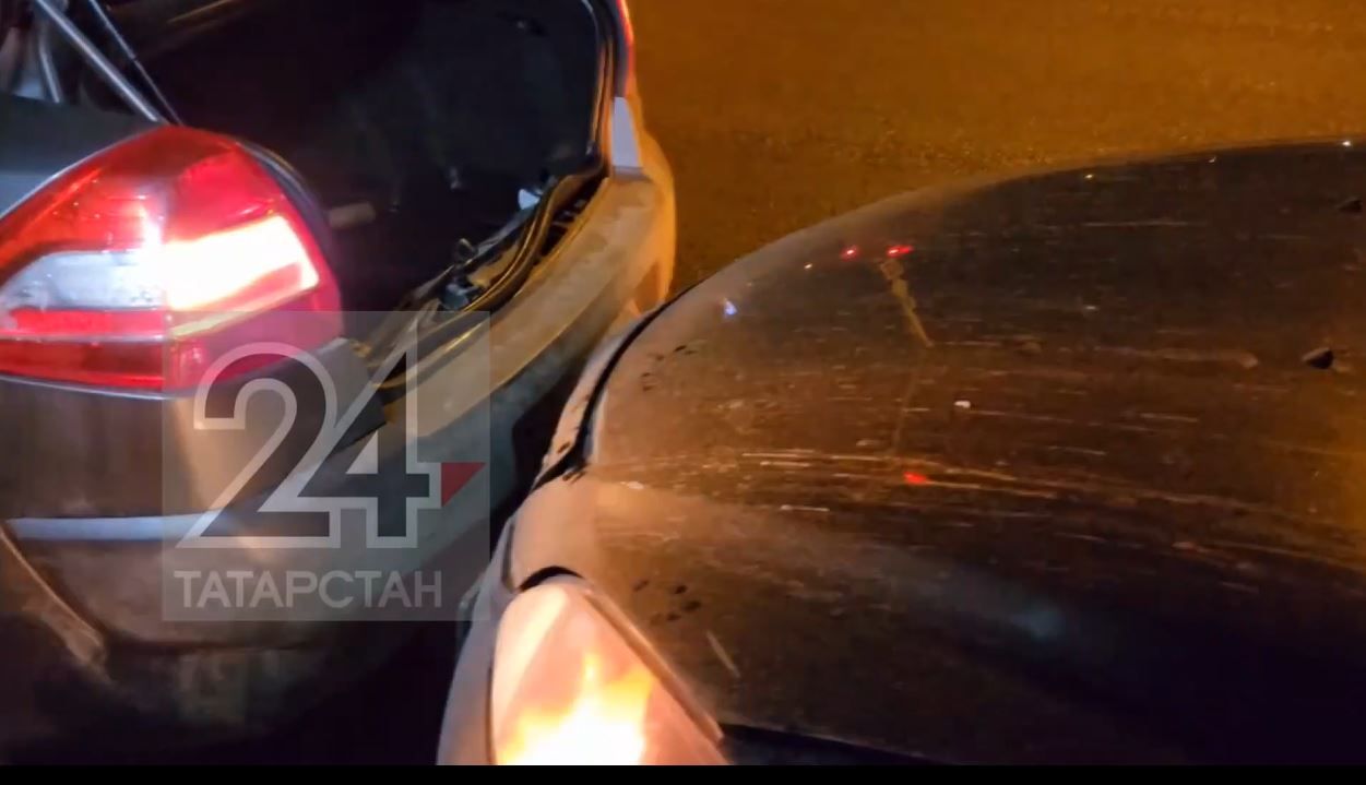 В Казани автоледи спровоцировала массовую аварию на светофоре