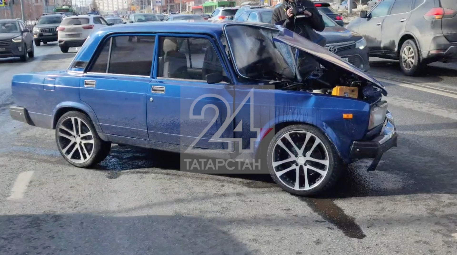 Два человека пострадали в ходе столкновения Лады и иномарки в Казани