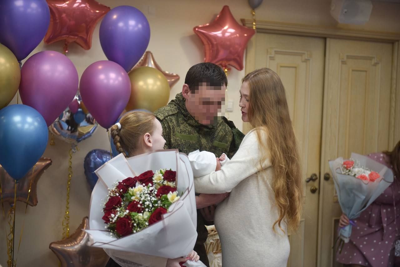 Власти Челнов поздравили семьи военнослужащих с рождением детей