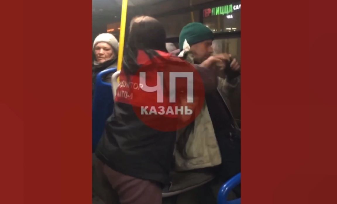 Женщина-кондуктор избила мужчину в автобусе в Казани
