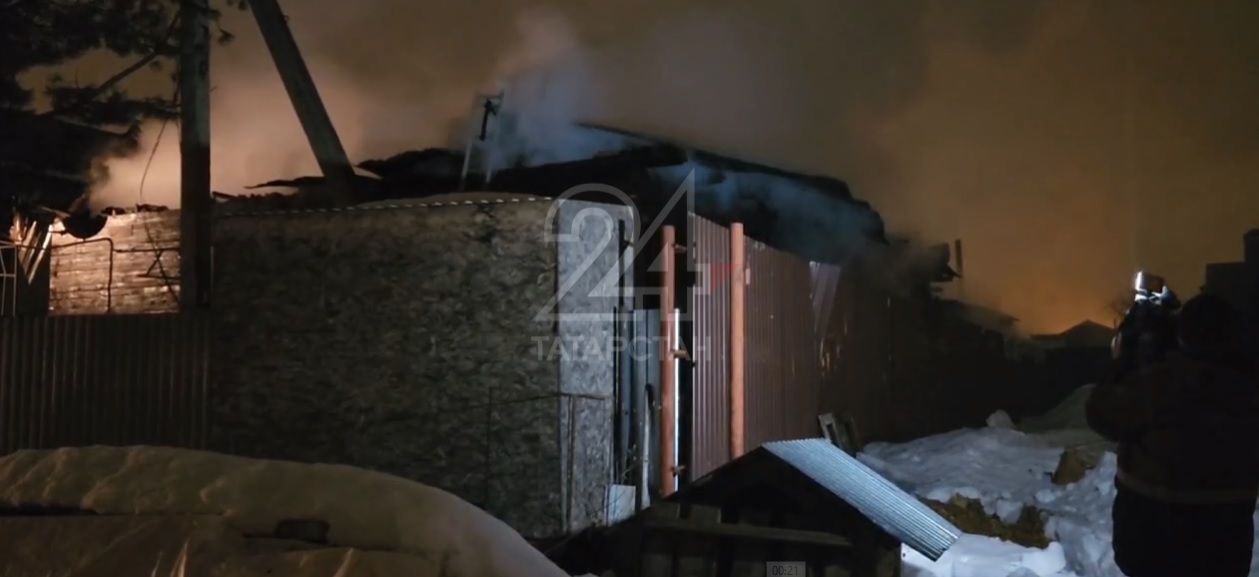 Семья с ребенком осталась на улице после крупного пожара в Казани