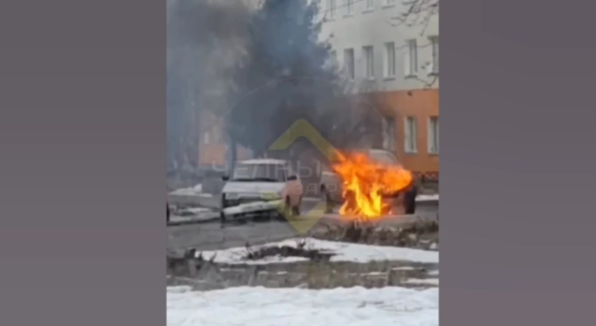 Автомобиль загорелся на улице в Набережных Челнах