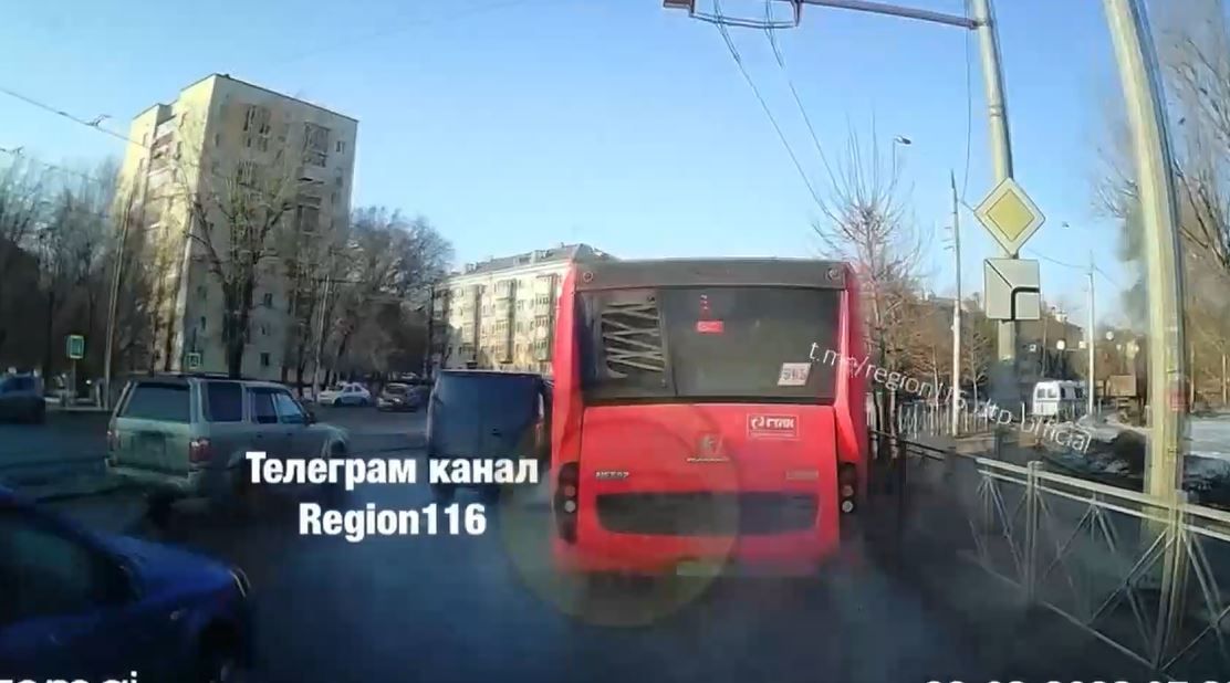 У казанского автобуса на ходу взорвалось колесо