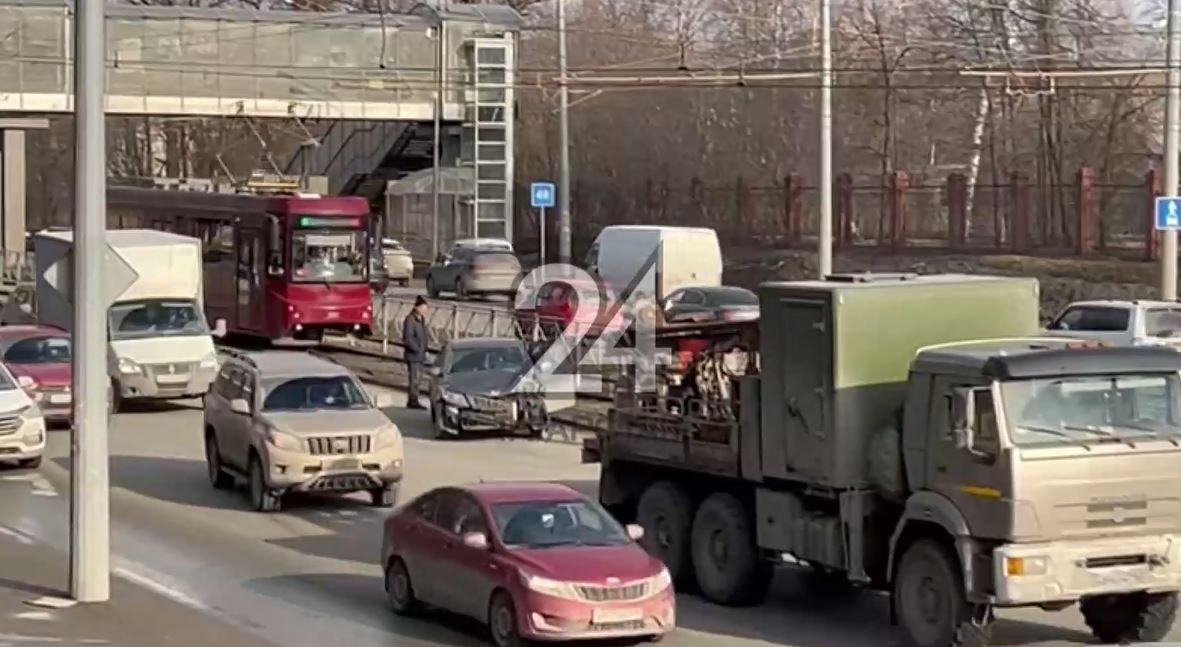 В Казани на Третьей транспортной дамбе образовалась огромная пробка из-за ДТП