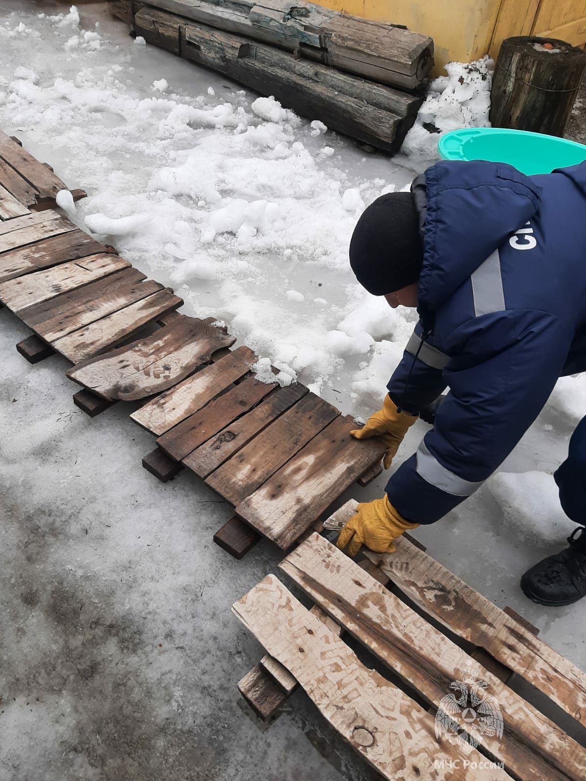 В Татарстане спасатели помогли пенсионерке во время подтопления талыми водами