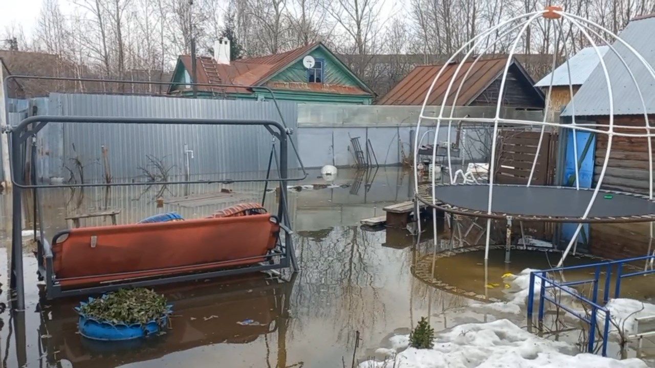 Жилые дома ушли под воду в казанском поселке