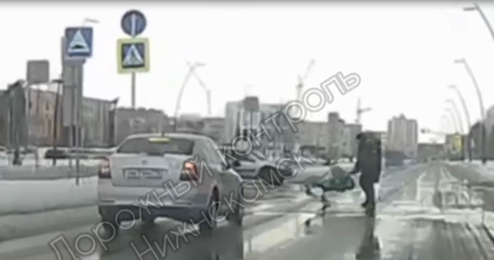 В Нижнекамске на пешеходном переходе машина чуть не сбила семью с коляской