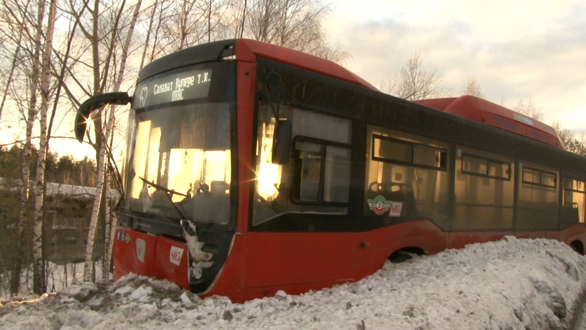В Казани водитель автобуса не справился с управлением и вылетел в кювет