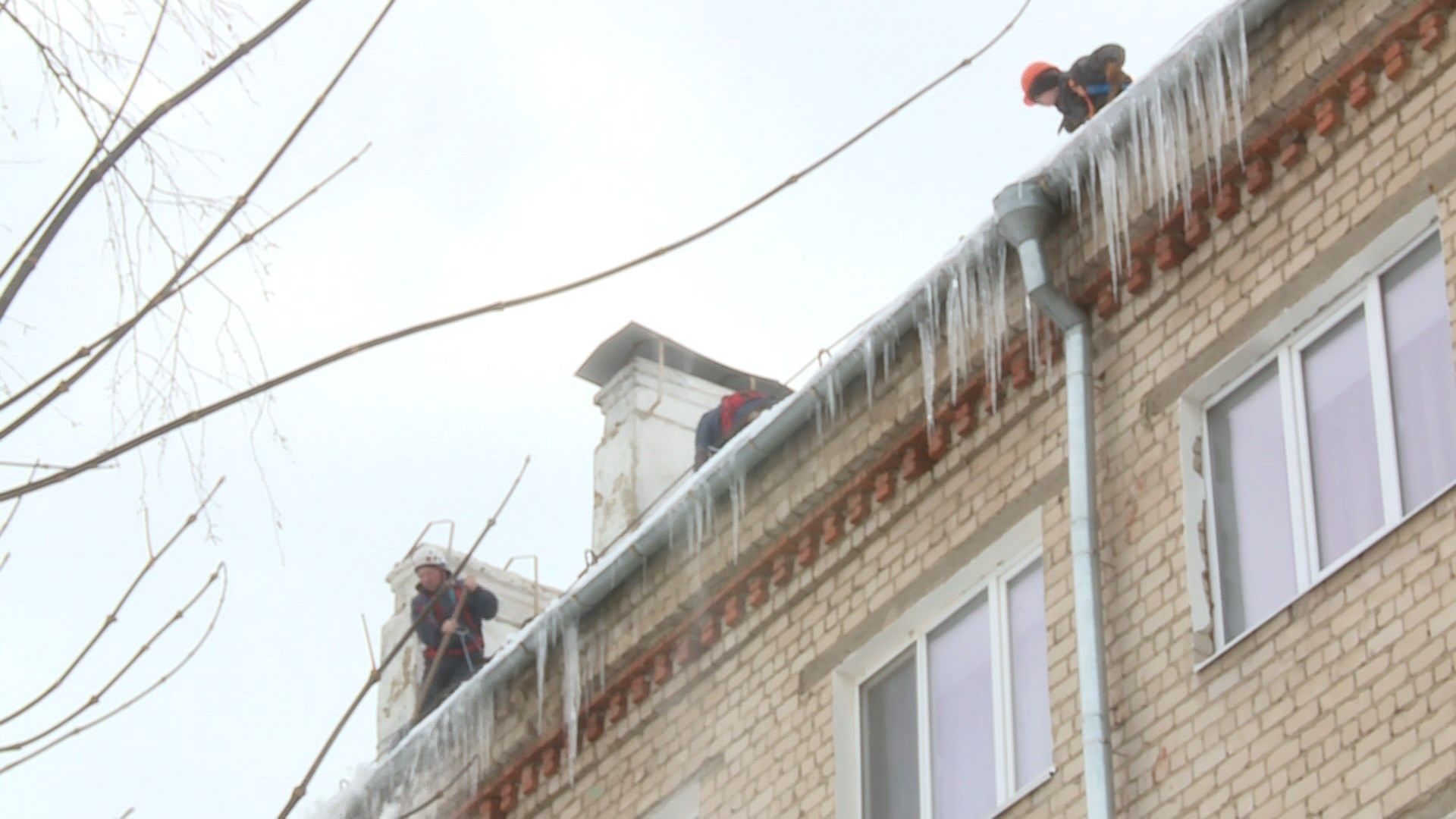 В Татарстане коммунальные службы будут усиленно убирать снег с крыш