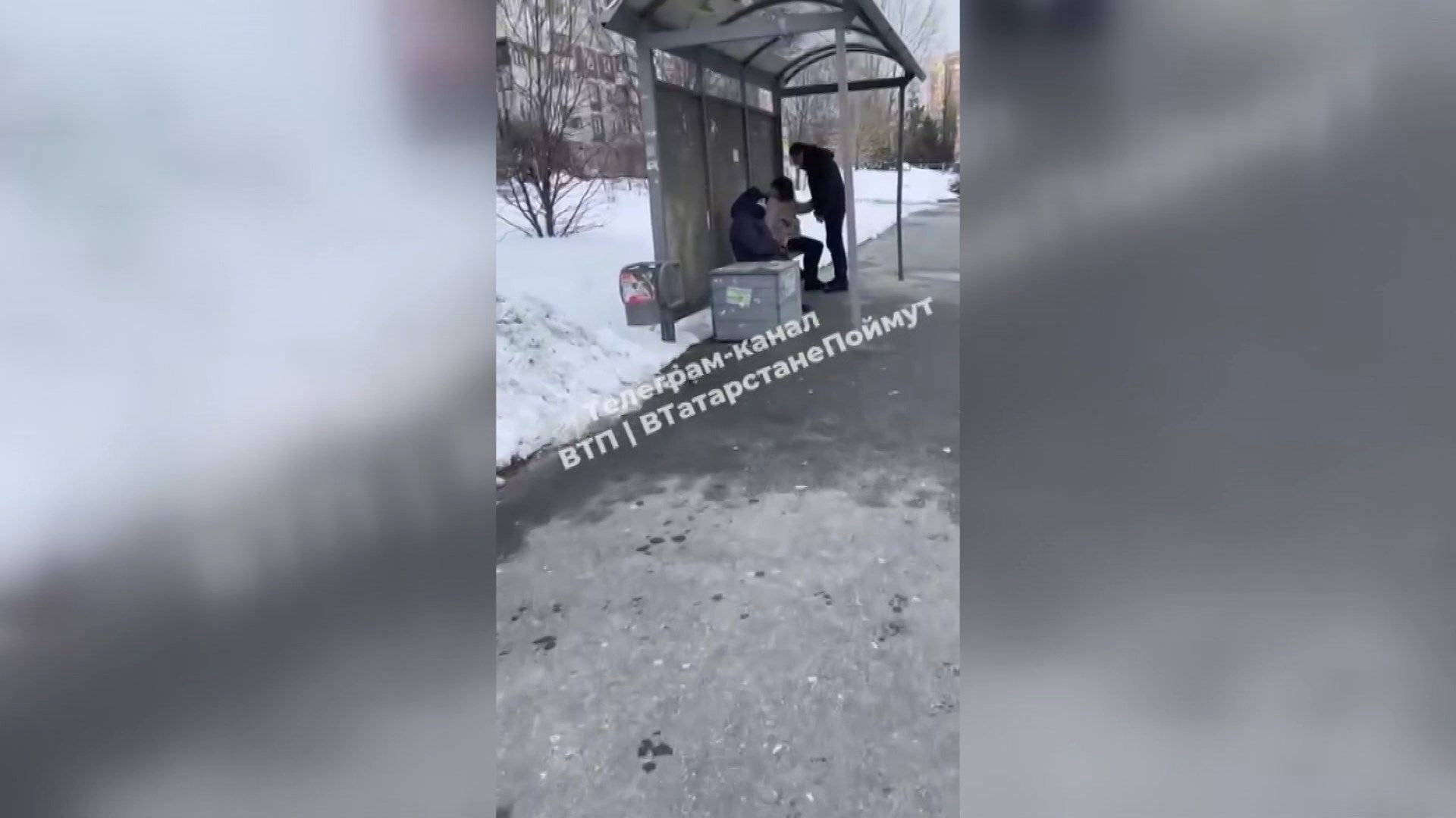 Мужчина жестоко избил женщину прямо на остановке в Казани