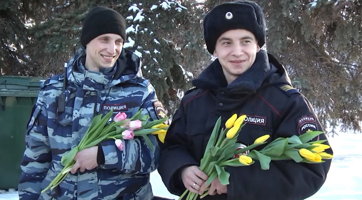 Цветы вместо штрафов: сотрудники полиции поздравили женщин Казани