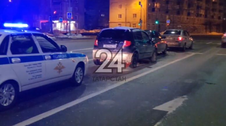 Три автомобиля столкнулись по принципу домино в Казани