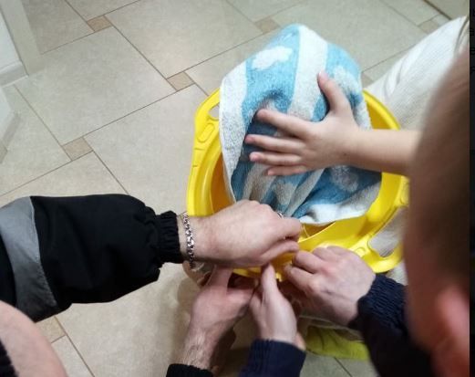 В Лениногорске спасатели помогли девочке, голова которой застряла в горшке