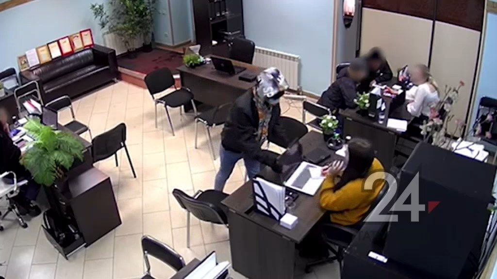 Молодой человек зашел в офис в Казани и вынес ноутбук