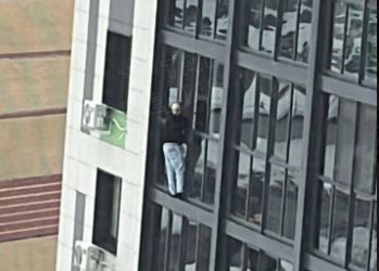 В Зеленодольске молодой человек вылез из окна многоэтажки