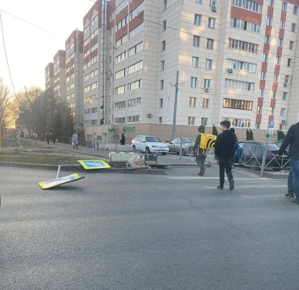 Светофор упал на пешехода от сильного ветра в Казани