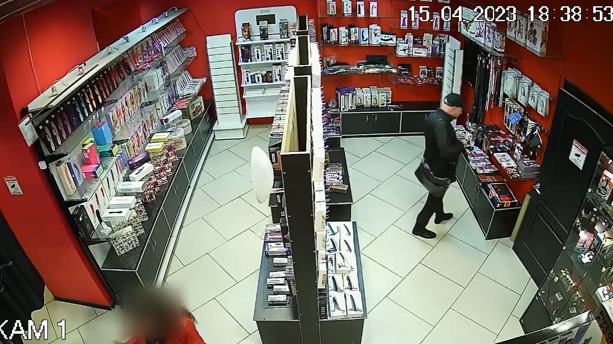 Украли фаллосы: в казанский интим-магазин в очередной раз нагрянули грабители