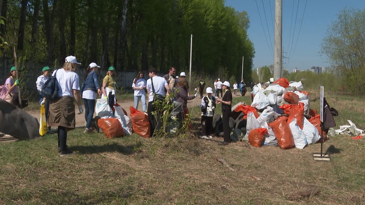 Около 5,5 тонн мусора собрали на центральном субботнике в Казани