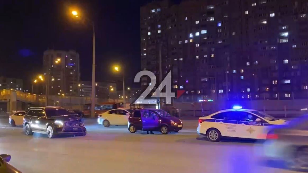 В результате массового ДТП в Казани одному из водителей потребовалась помощь медиков