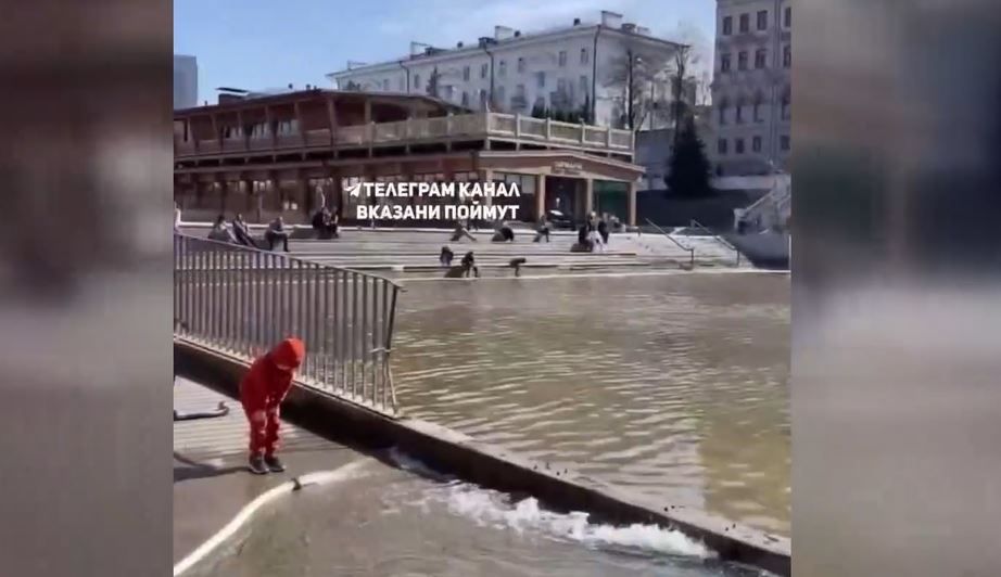 В Казани Черное озеро начали наполнять водой