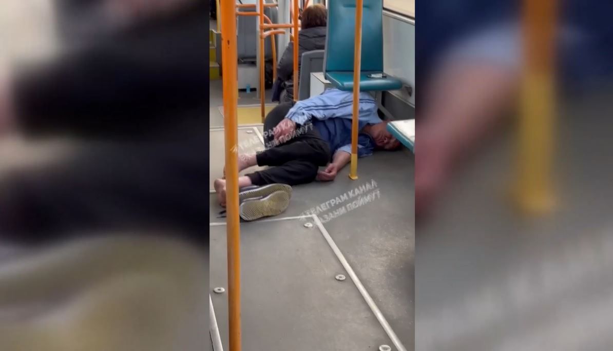 В казанском трамвае заметили спящего на полу босого мужчину