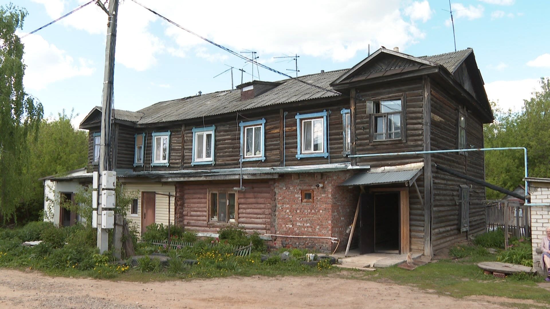 Крыша протекает, пол гниет: жители поселка Салмачи не могут переехать из аварийного дома