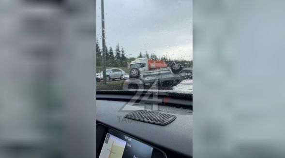 На выезде из Казани образовалась пробка из-за перевернувшегося авто