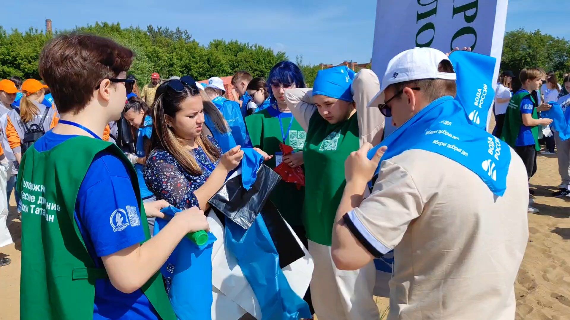 В День Волги казанские активисты очистили берег реки