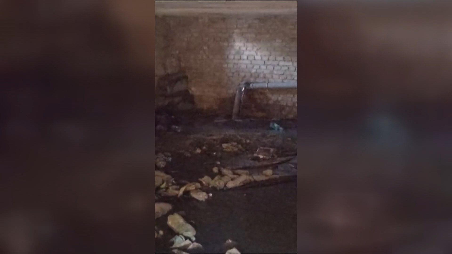 Дышать невозможно: подвал дома в Казани затапливает канализационными водами