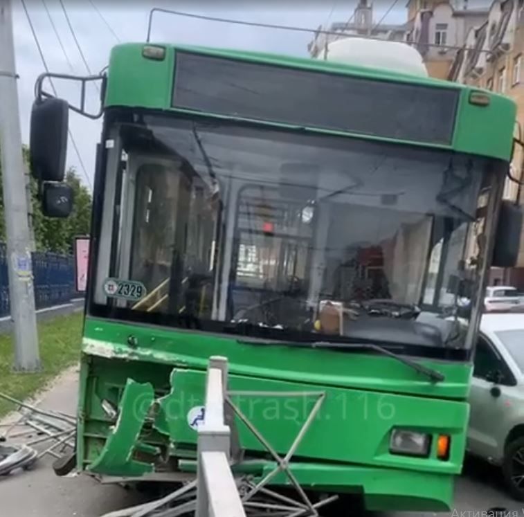 В Казани троллейбус снес ограждение