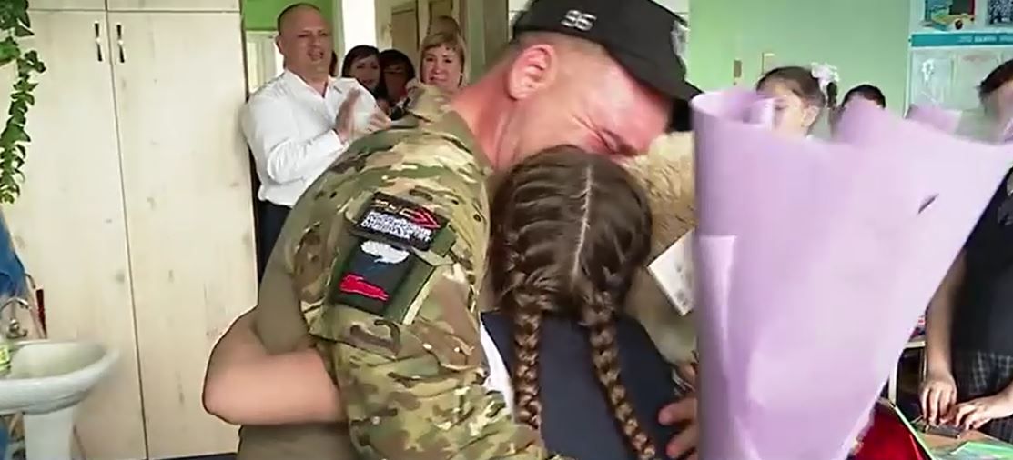 Помогло, что родные ждут: вернувшийся в Челны военнослужащий приехал к дочери в школу