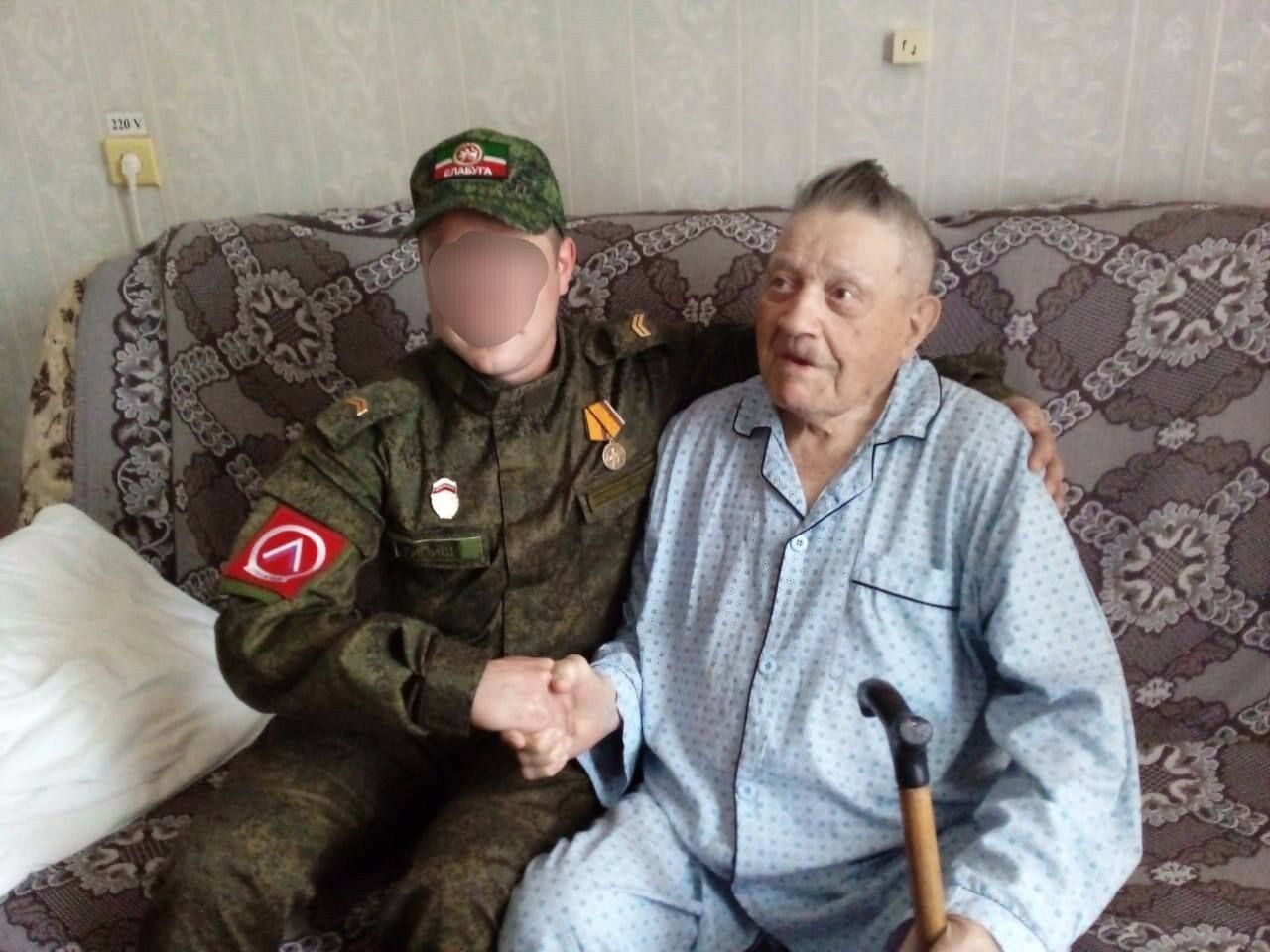 Боец из Елабуги навестил в больнице писавшего ему письма ветерана ВОВ