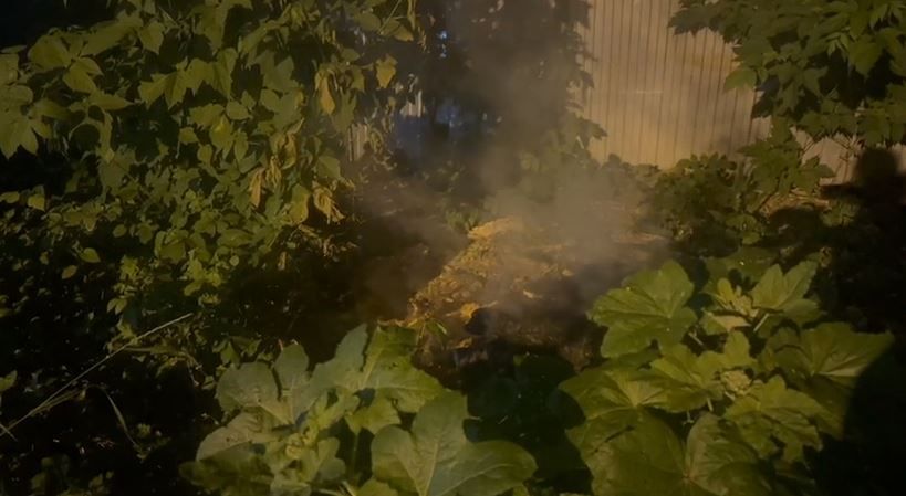 В Казани во дворе жилого дома загорелся пень