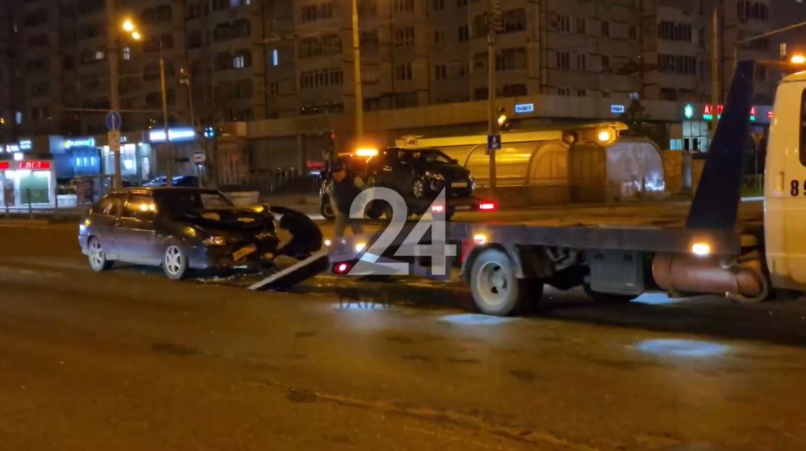 В Казани автоледи пострадала в результате сильного столкновения с Ладой