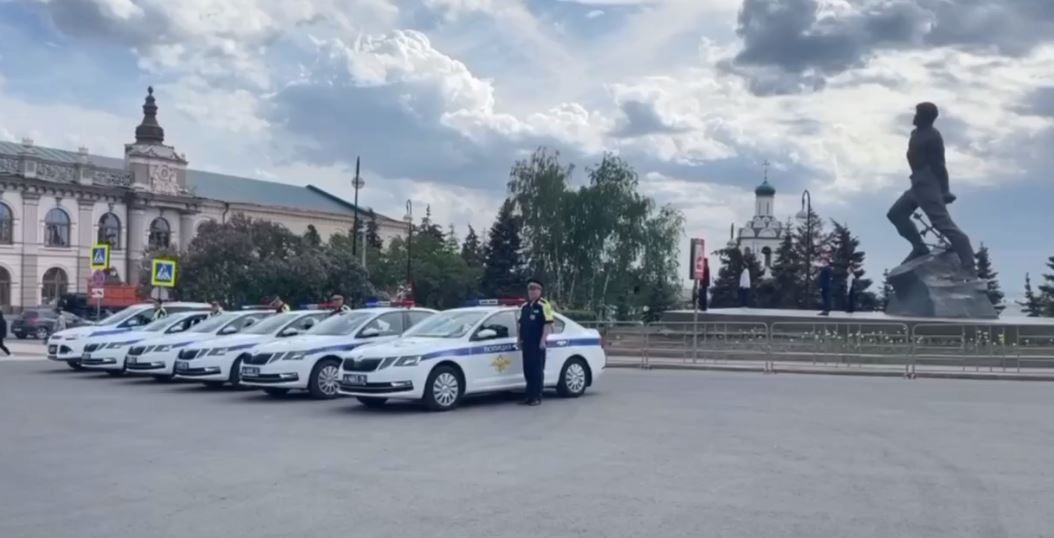 Казанские автоинспекторы разместили Бессмертный полк на автомобилях
