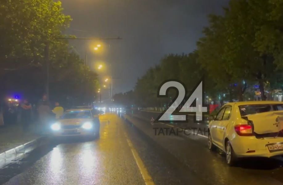 В Казани водитель на скорости врезался в машину и скрылся с места ДТП
